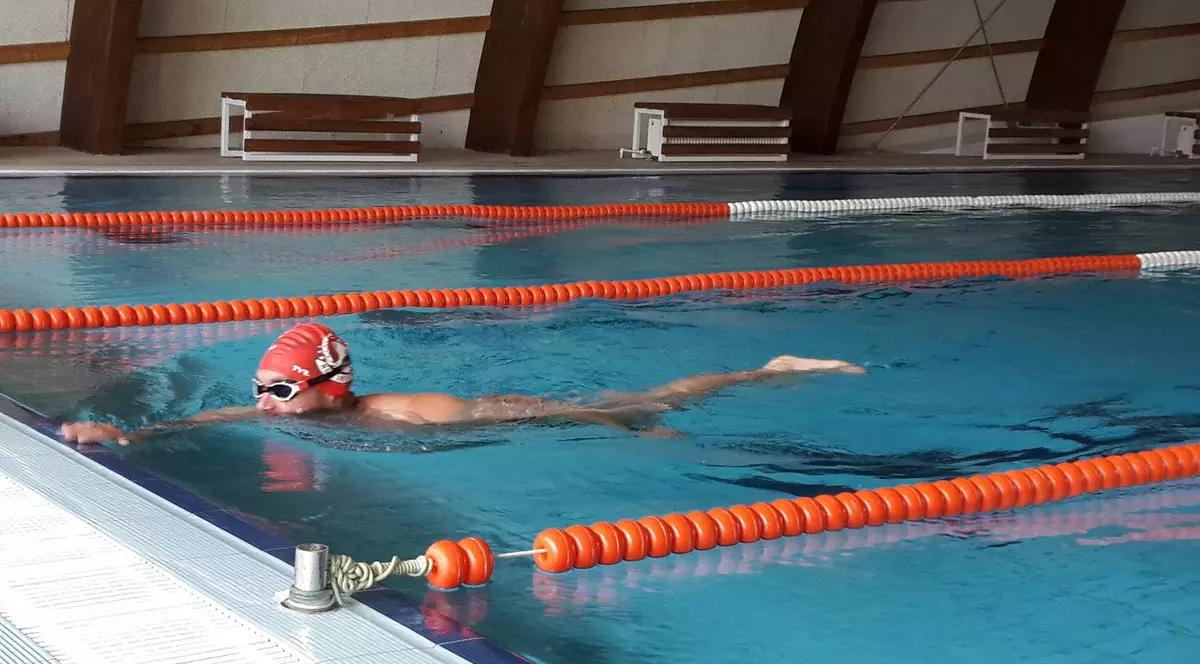 Bibliotecarul Avram Iancu a înotat 12 ore în continuu pentru a ajuta niște bătrâni