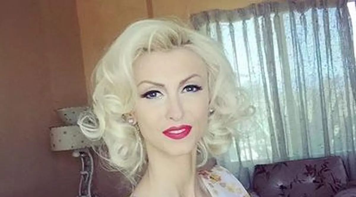 Andreea Bălan, brunetă şi tunsă scurt. Schimbarea nu e pe placul fanilor