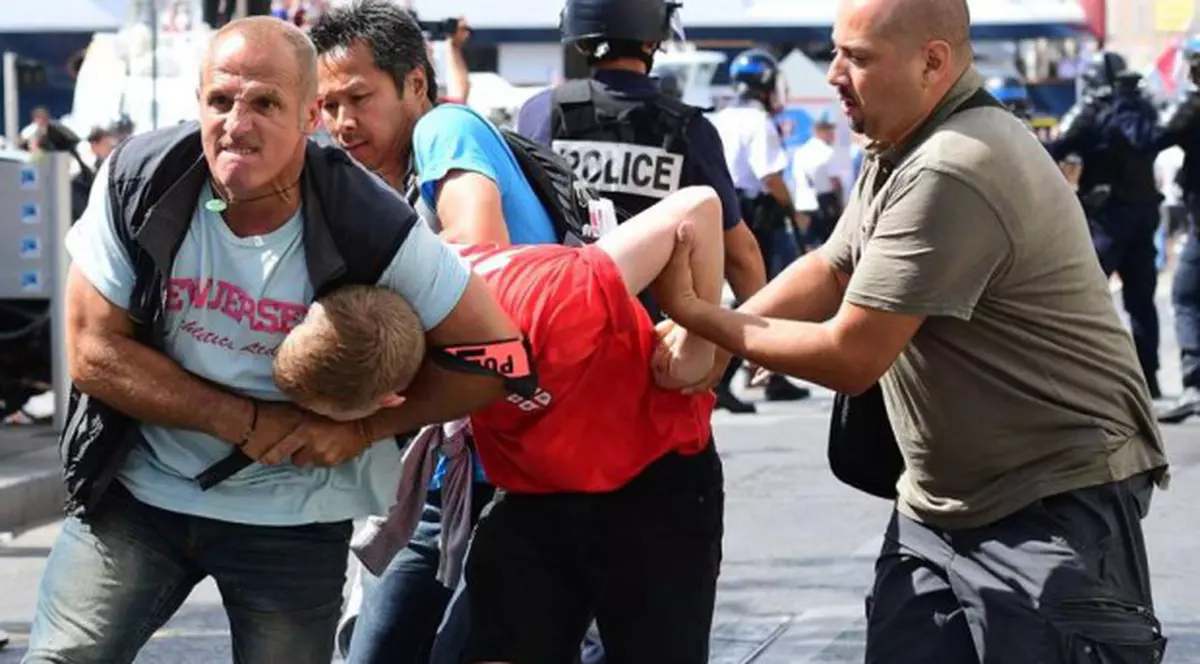 Euro 2016. Învinuită pentru masacrul de la Marsilia, UEFA amenință Anglia și Rusia cu excluderea! | Bilanțul bătăilor: un mort, 34 de răniți și 15 arestați