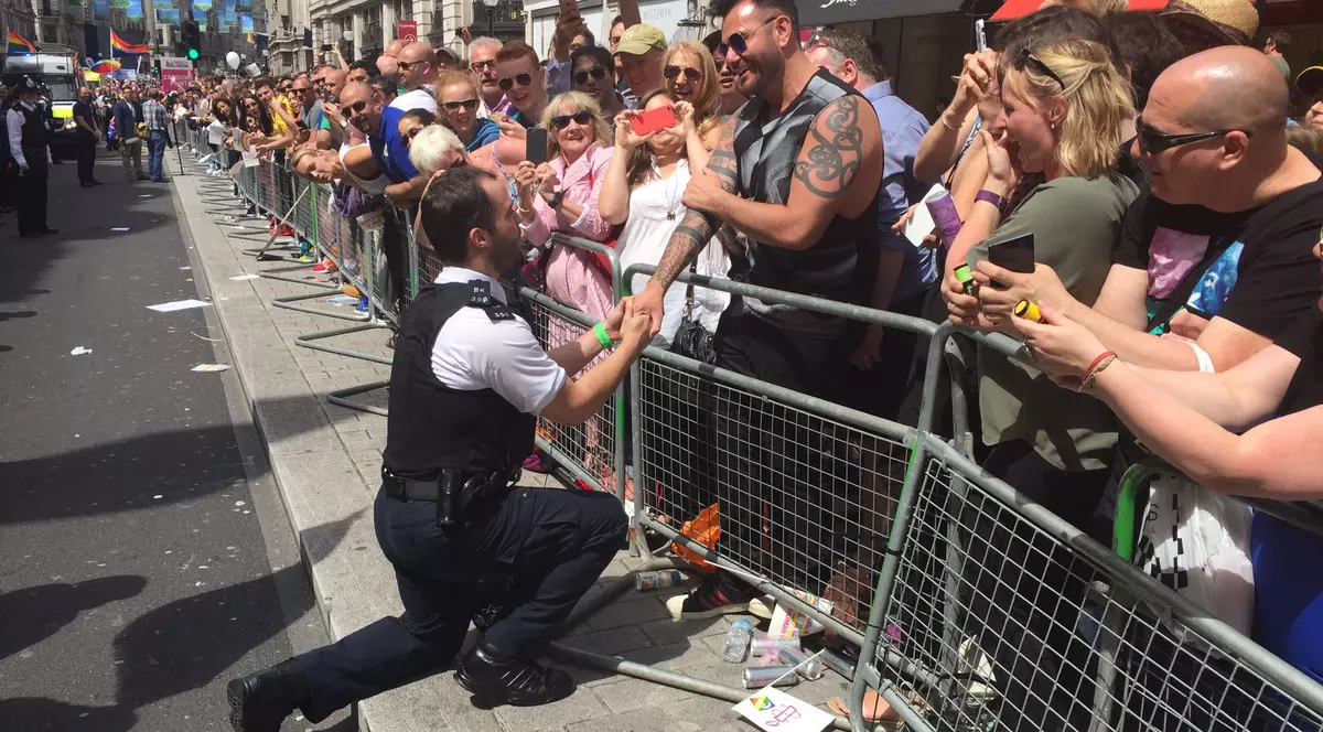 Cerere în căsătorie la parada gay din Londra. Un polițist a emoționat sute de oameni
