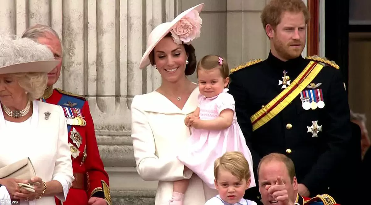 Micuța prințesă Charlotte și-a făcut debutul la balconul palatului Buckingham| IMAGINI ADORABILE