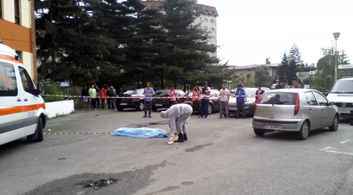 Tragedie în Piteşti. Un elev de 16 ani s-a aruncat de la etajul 9