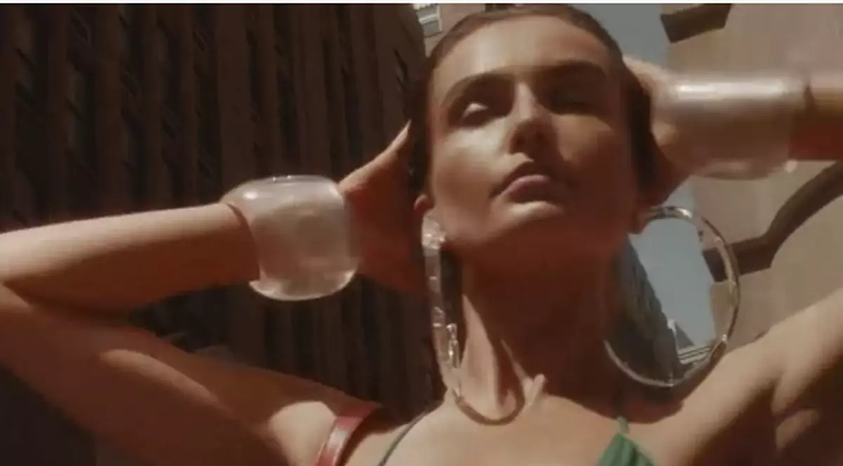 Andreea Diaconu, aproape goală pe străzile din New York! Cea mai îndrăzneață ședință foto pentru costume de baie!
