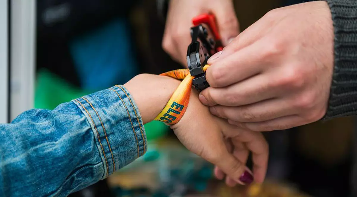 Gata cu cozile! Participanții la Electric Castle vor plăti cu niște brățări care pot fi încărcate online