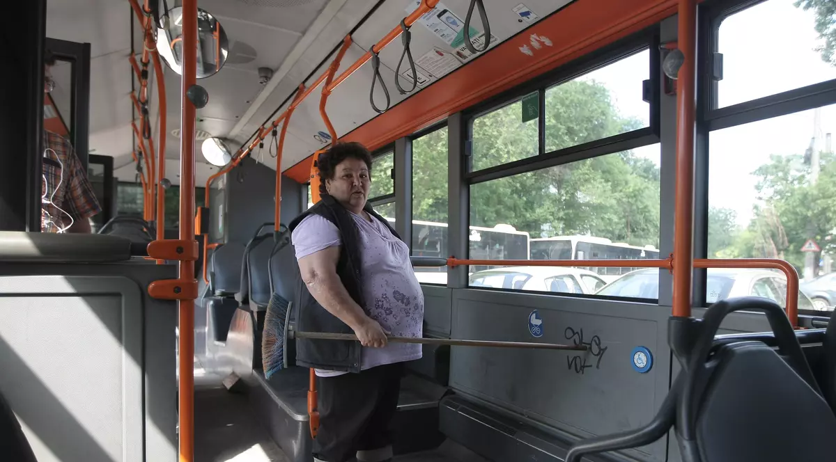 Măturăreasă RATB: „Românul s-a născut scriitor! Autobuzele sunt dezastru după ce ies din tură!”