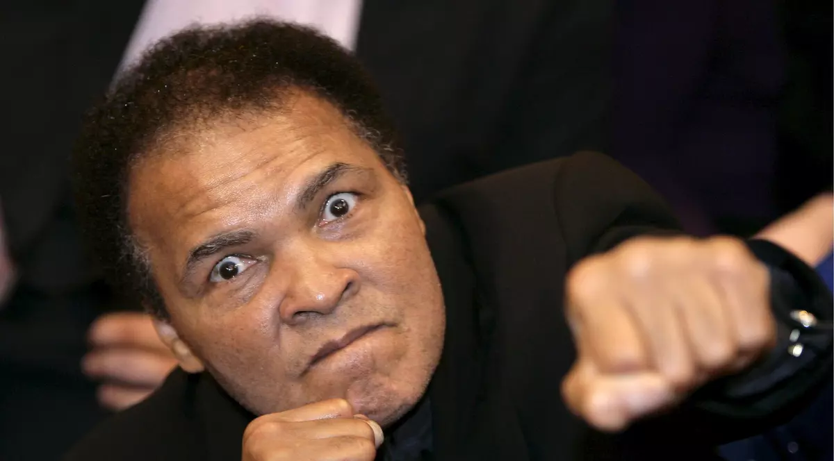 Fiul lui Muhammad Ali și mama sa au fost reținuți de agenții de imigrație pe aeroportul din Florida