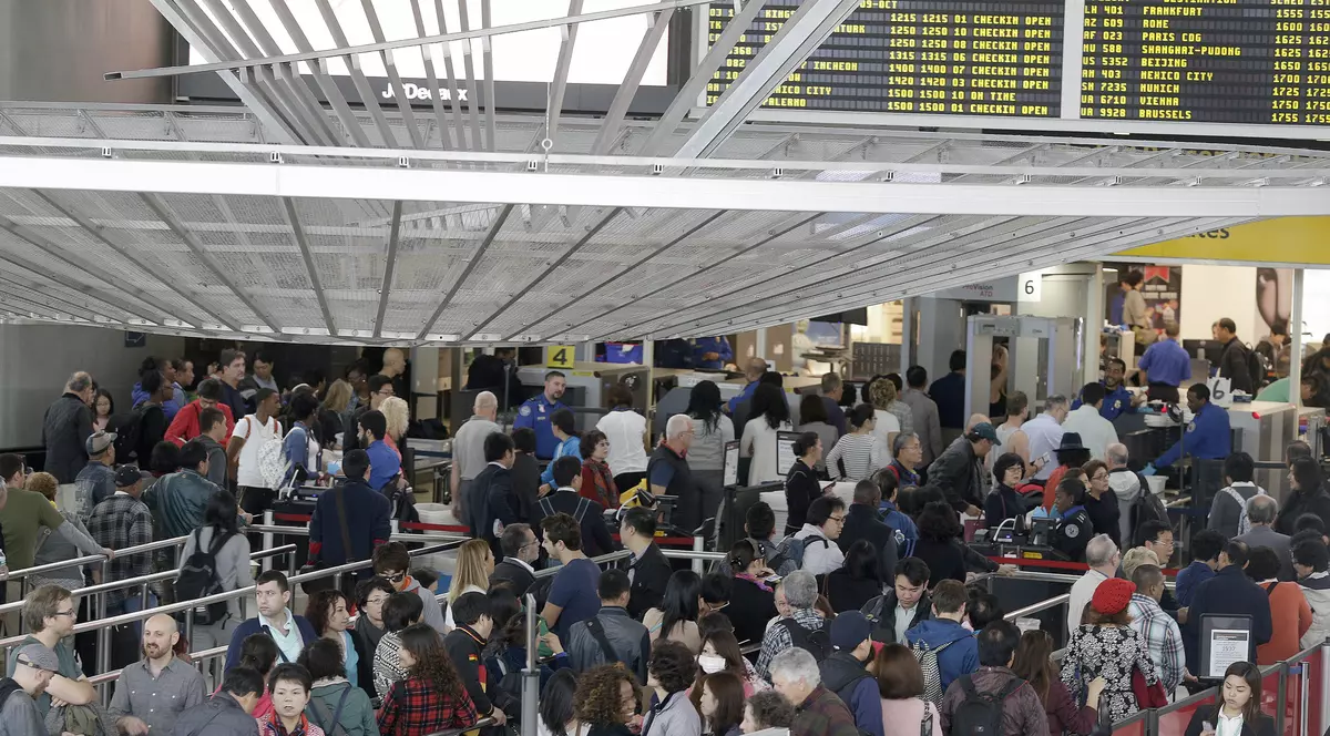 ALERTĂ în SUA: Un terminal al aeroportului JFK din New York a fost evacuat de urgență