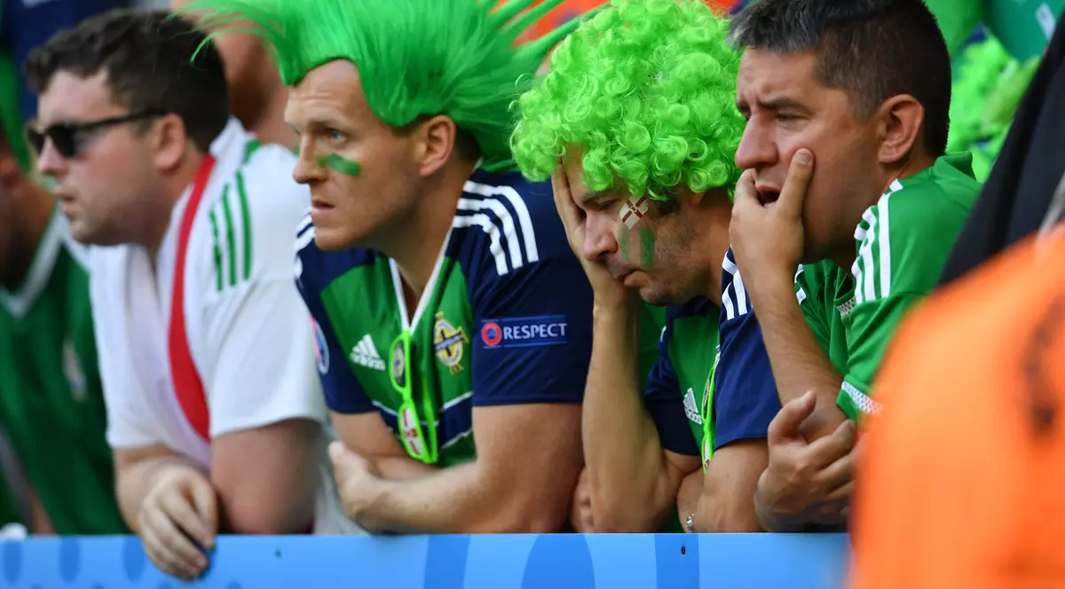 Euro 2016. Tragediile nu se mai termină! Un suporter al Irlandei de Nord a căzut de la 8 metri și a murit!