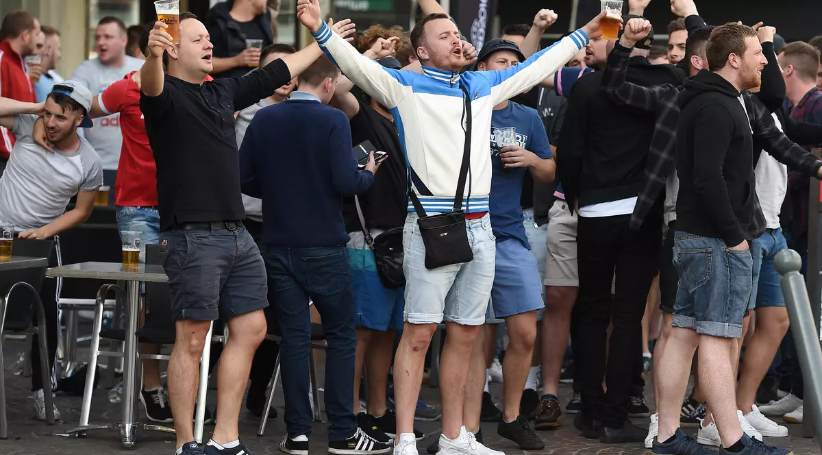 Euro 2016. Fanii îşi fac de cap şi la Lille. În aşteptarea ruşilor, englezii s-au "antrenat" cu galezii. Imagini terifiante cu ruși bătăuși! VIDEO