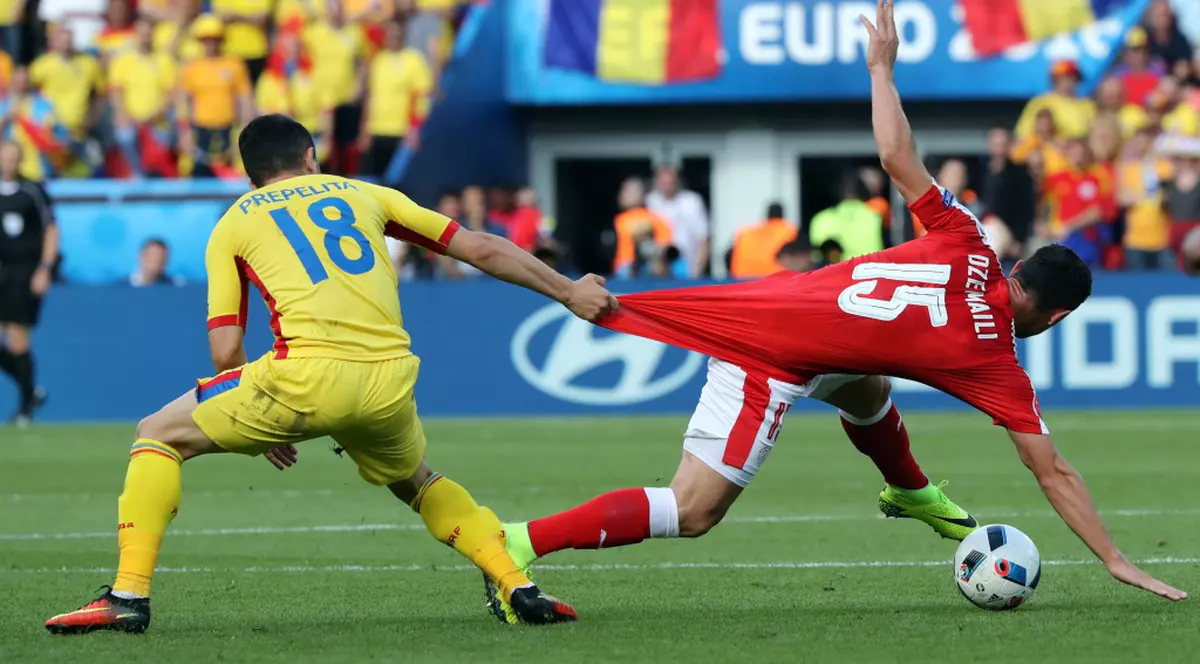 Bătut cu tacul de biliard, pentru că nu-i dă șanse de promovare Naționalei la Euro 2016