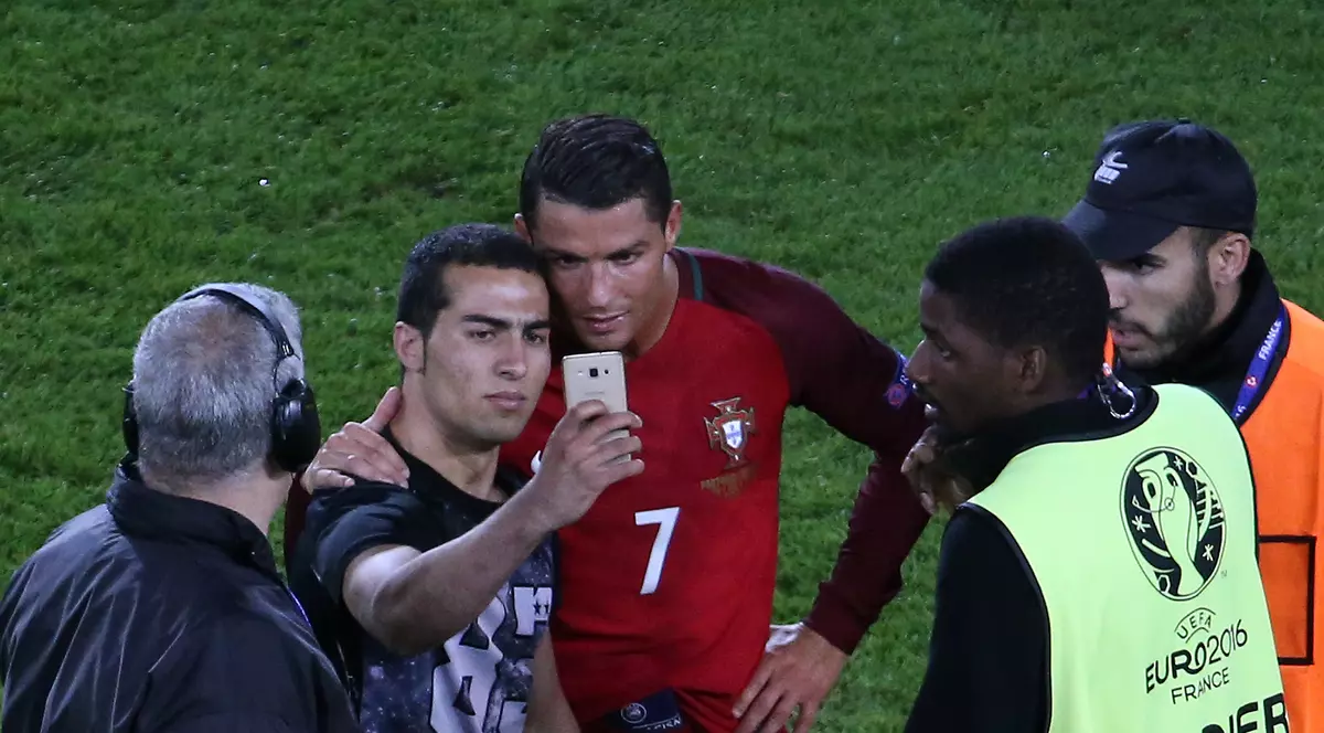 Euro 2016. Un fan și-a făcut selfie pe gazon cu Cristiano Ronaldo. Nu-i mergea telefonul. Ce reacție a avut starul / VIDEO