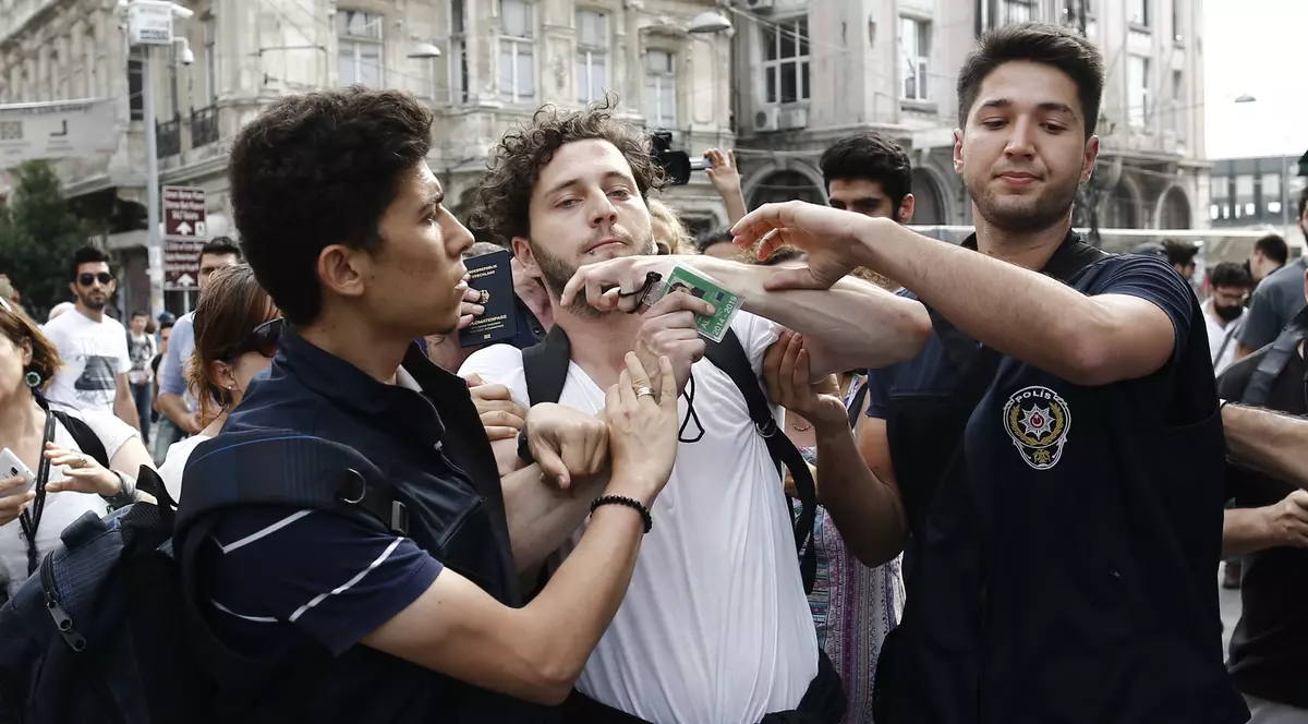Parada Gay Pride din Istanbul, dispersată de polițiști. Mai mulți activiști au fost arestați