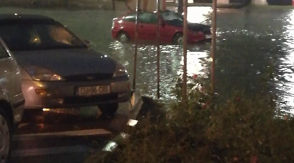 FOTO | Craiova, mica Veneţie! Circulaţia pe străzile din Bănie, paralizată de la ploaia torenţială