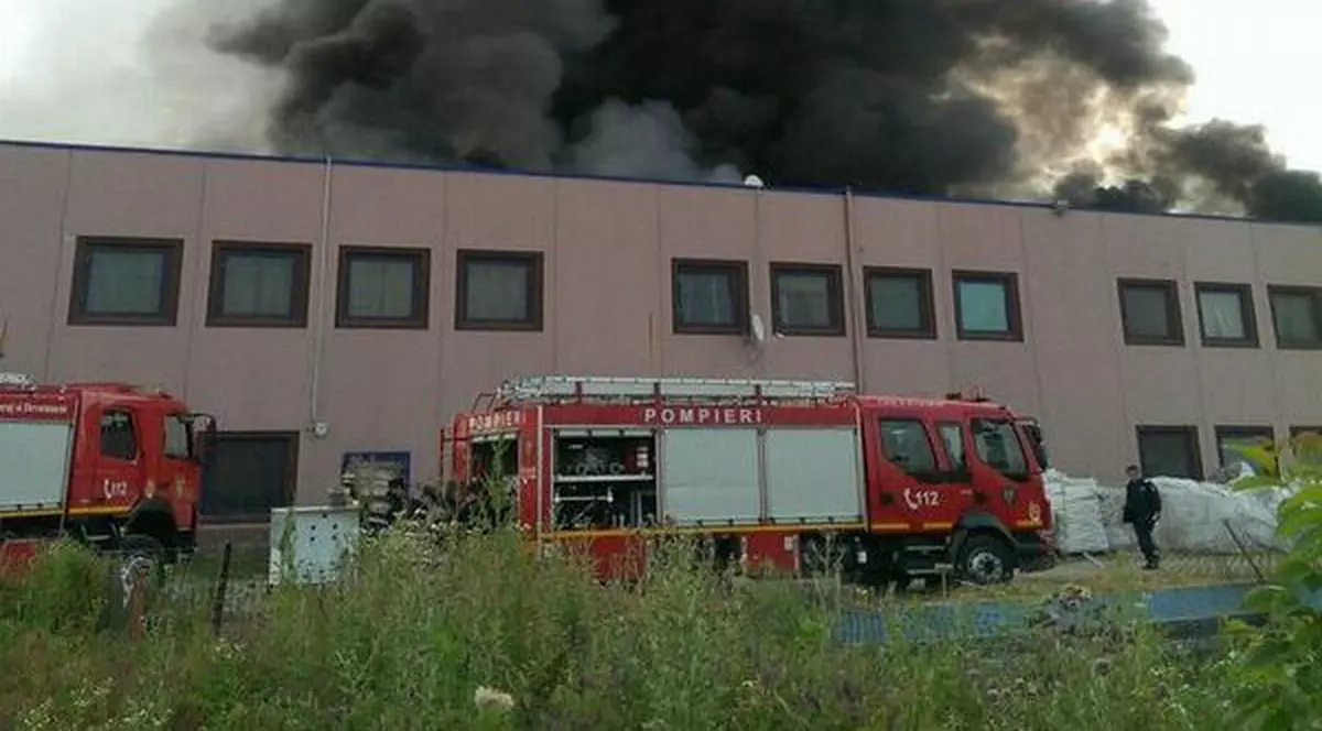 UPDATE | Pompier mort în incendiul de la fabrica din Jilava. Specialiștii, în alertă din cauza norului toxic | Foto & VIDEO