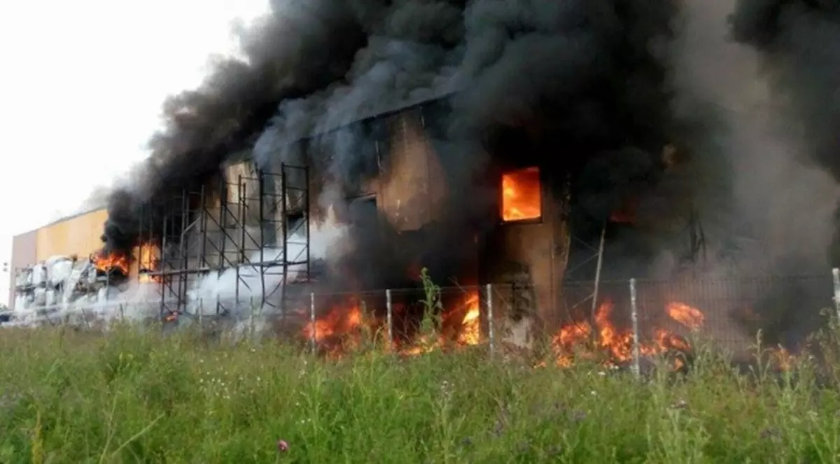 Incendiul de la fabrica din Jilava nu a fost stins | Norul de fum acoperă o parte a Capitalei