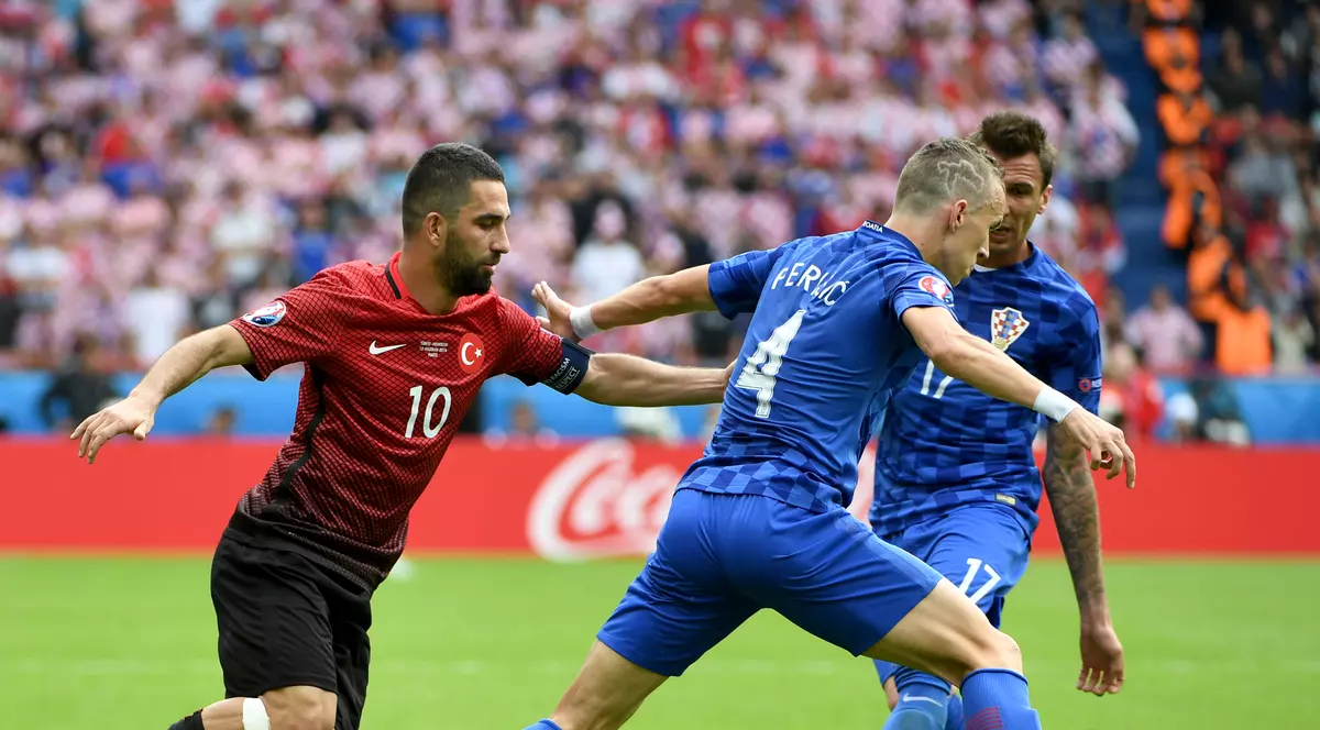 Euro 2016. Naționalistul Perisici uimește din nou cu frizura sa! Și-a șters harta țării și și-a desenat altceva. Foto în articol