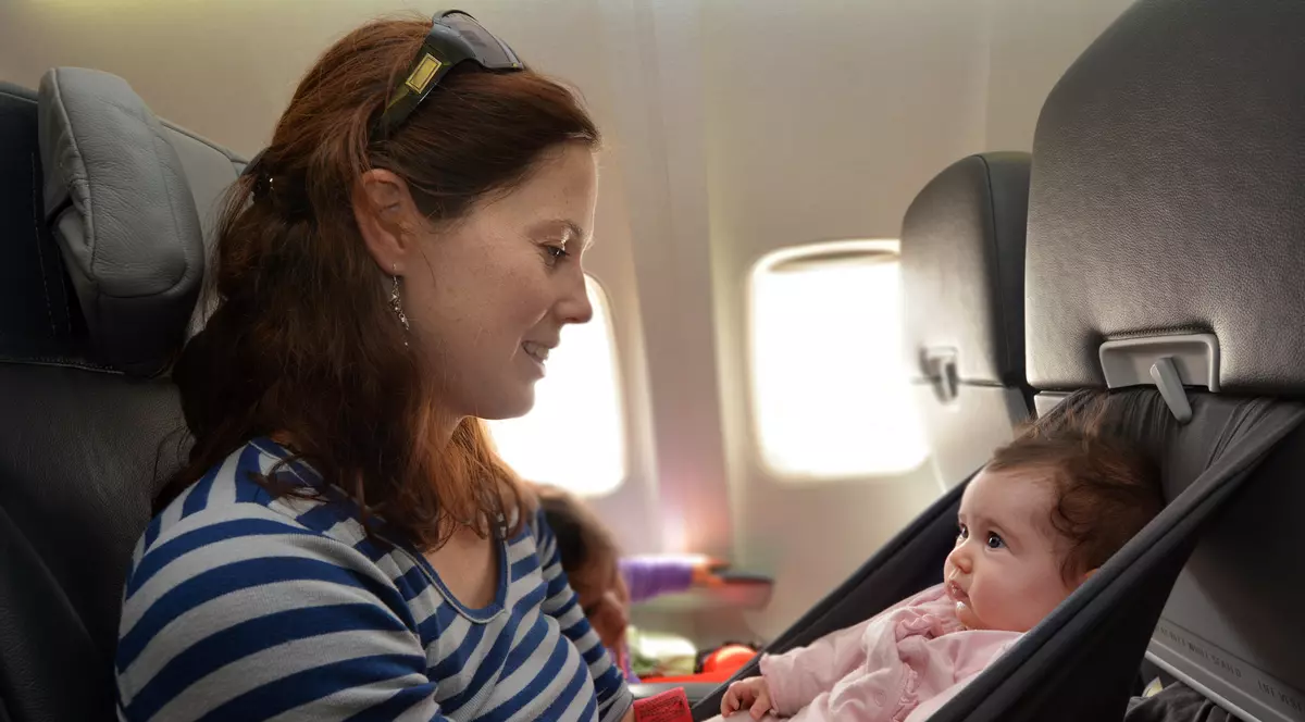 Bebe la bord! Tot ce trebuie să ştii despre primul zbor cu un copil mic în Europa