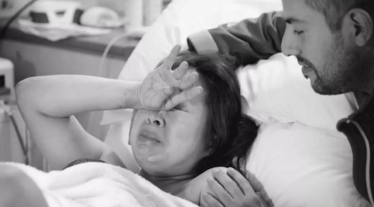 I s-a spus că e gravidă cu fată, dar a născut un băieţel. Reacţia amuzantă a unei femei, când şi-a văzut pentru prima dată copilul