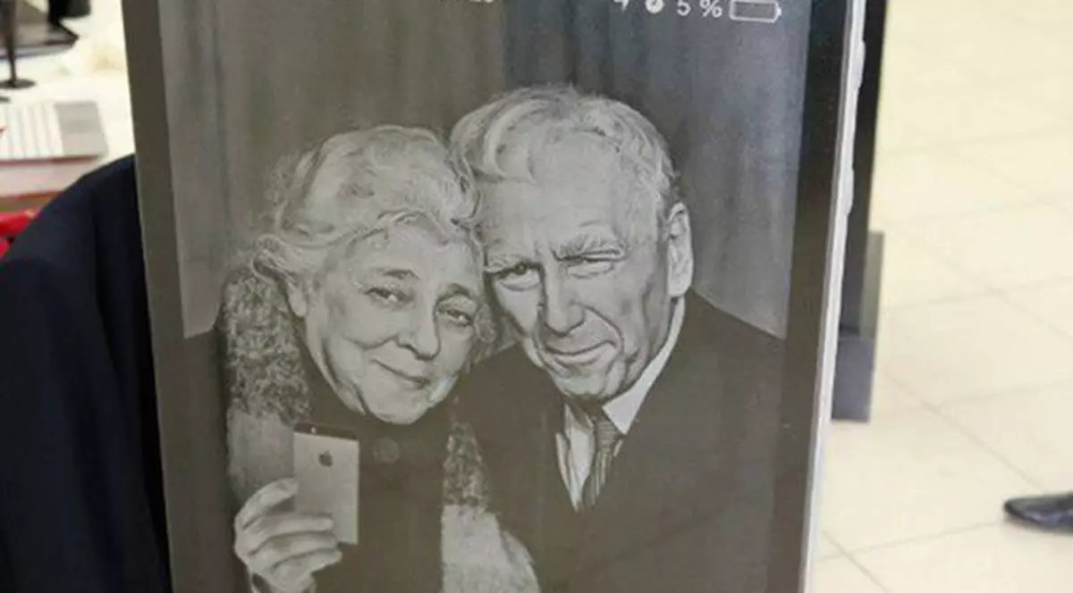 iMormânt! Pietre funerare în formă de iPhone, noua modă în familiile înstărite din Rusia