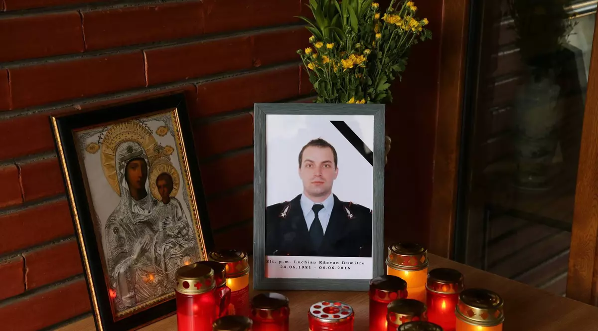 Fabrica de la Jilava arde de trei zile | Pompierul mort, înmormântat vineri