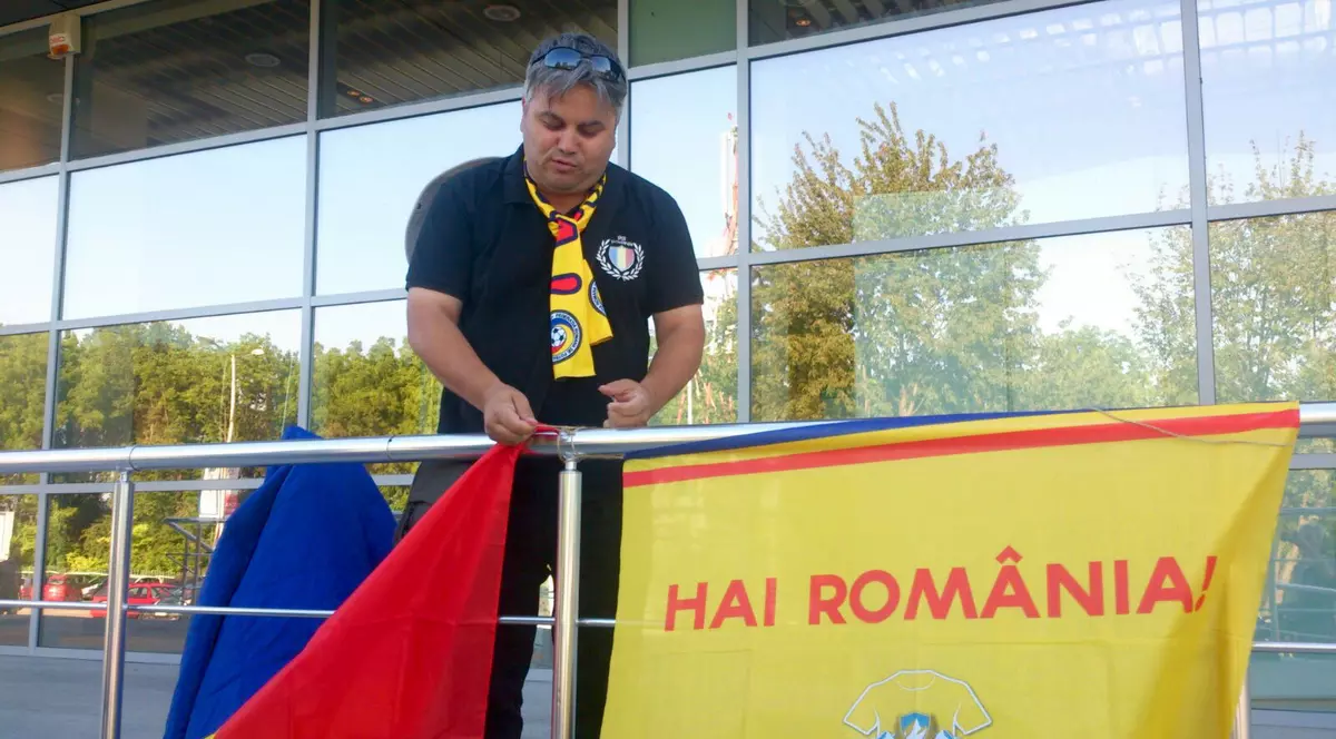 Euro 2016. Un poștaș se laudă că nu a ratat niciun meci al Naționalei în zece ani! Vineri dimineață a plecat «par avion» la Paris