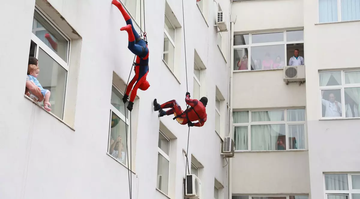 Polițiștii din Albania au devenit supereroi pentru o zi