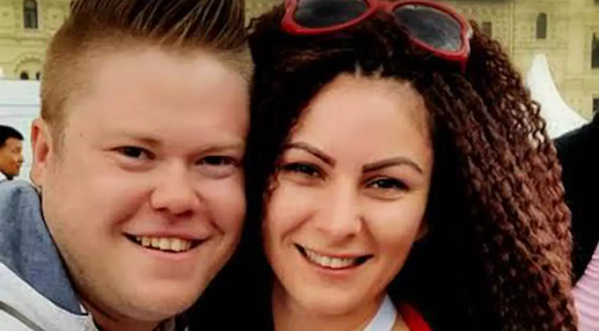 EXCLUSIV/ Un cunoscut artist de la noi, în genunchi în Piața Roșie din Moscova! Iubita sa, în lacrimi! VIDEO