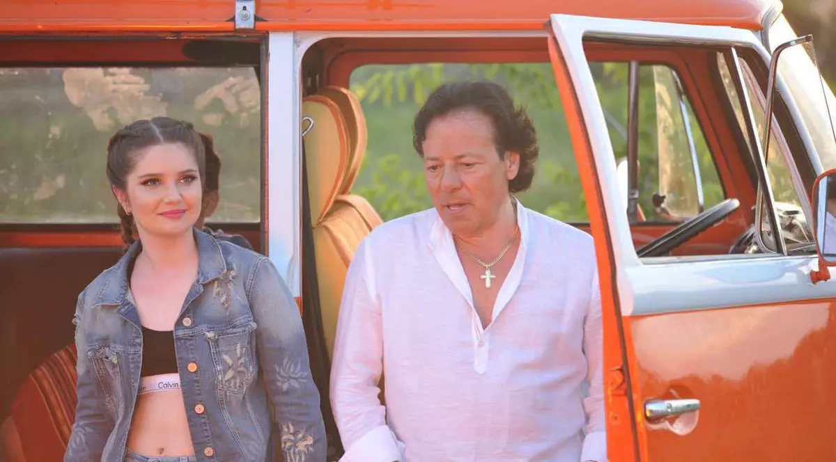 Celebrul cântăreț italian, Francesco Napoli, apare în clipul unei…românce