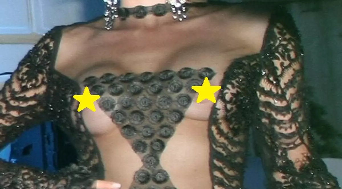 FOTO EXCLUSIV/ Le despart aproape 20 de ani. Două fotomodele din epoci diferite și-au etalat sânii în aceeși rochie. Cui îi stă mai bine