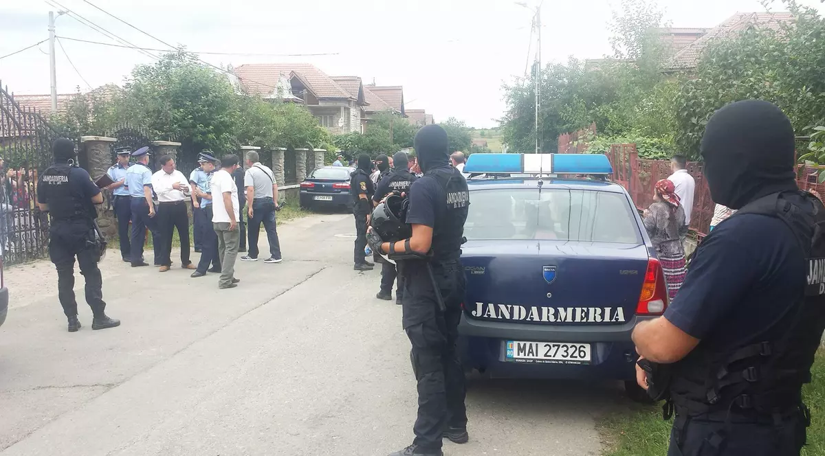 UPDATE | Evacuare cu scandal, la Târgu Jiu! Mascații au fost alungați cu blesteme din palatele țigănești