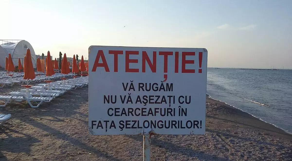 Controale pe plajă, la operatorii care au instalat șezlonguri ilegal