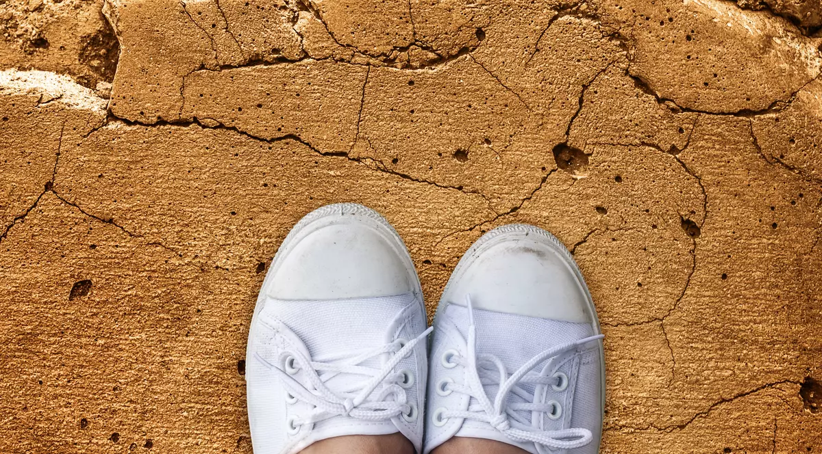Cum cureţi încălțămintea din pânză albă? 9 rețete care nu dau greș