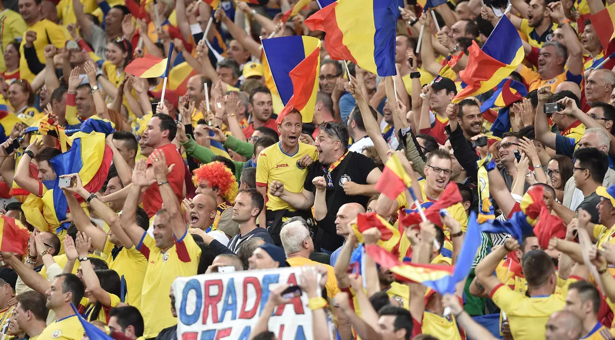 Euro 2016. Și românii s-au ”tăvălit” la Paris. Steliștii și dinamoviștii s-au bătut în capitala Franței. Cum se laudă ”învingătorii” pe Facebook. Foto în articol