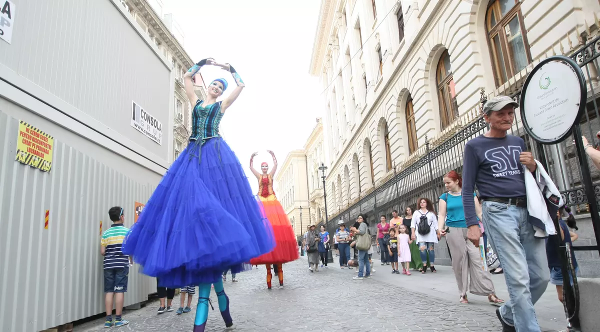Weekend plin de evenimente în țară!  Spectacole de teatru în stradă, sexy-spălătoria auto și cursa nebună cu obstacole 