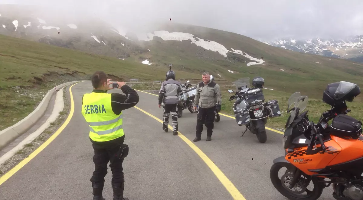 Primul weekend pe TRANSALPINA! Drumarii, acuzați că au ținut-o închisă pentru câteva petice de zăpadă