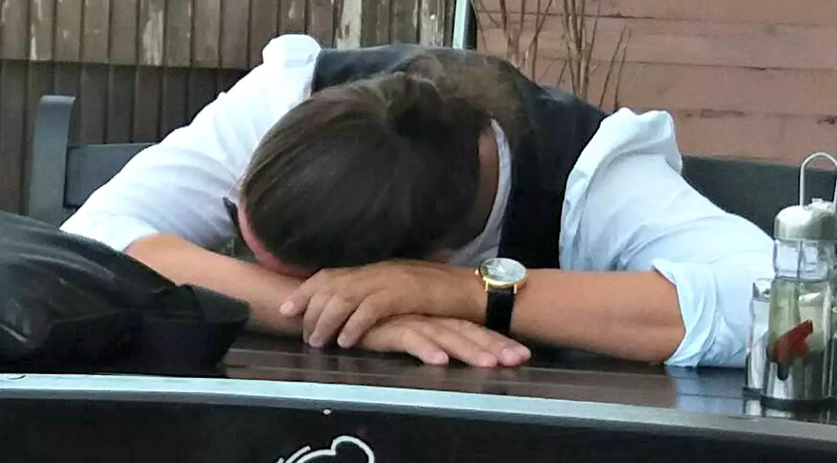 FOTO EXCLUSIV | Munca la ”Ferma Vedetelor” și un chef cu Dan Bittman l-au răpus! Vasile Calofir a adormit într-o cârciumă