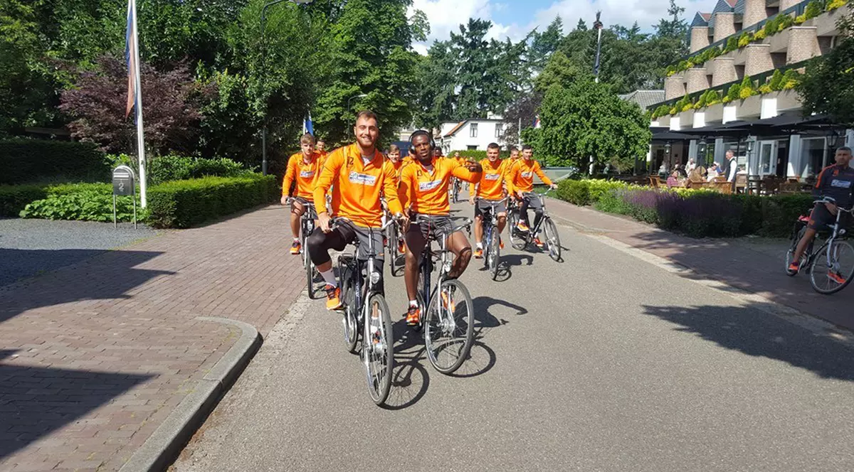 Jucătorii stelişti, călare pe situaţie, în drum spre antrenament