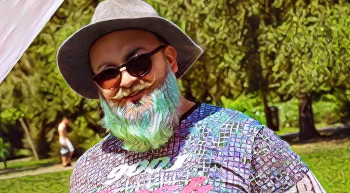 EXCLUSIV/ Le face concurență divelor cu păr colorat. Un cântăreț celebru își vopsește barba verde sau roz și s-a lansat în modă