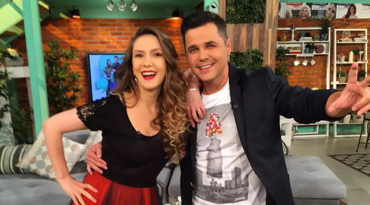 S-a întors în platoul "Vorbește lumea" la două luni după ce a născut, însă astăzi a făcut anunțul. Adela Popescu și-a luat la revedere.