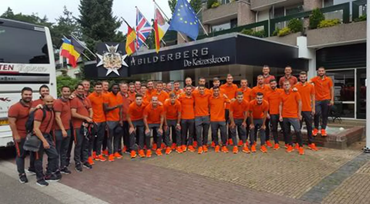 Steliștii au plecat spre România, dar nu știu dacă joacă finala Cupei Ligii. Chipciu a făcut ultima poză cu echipa