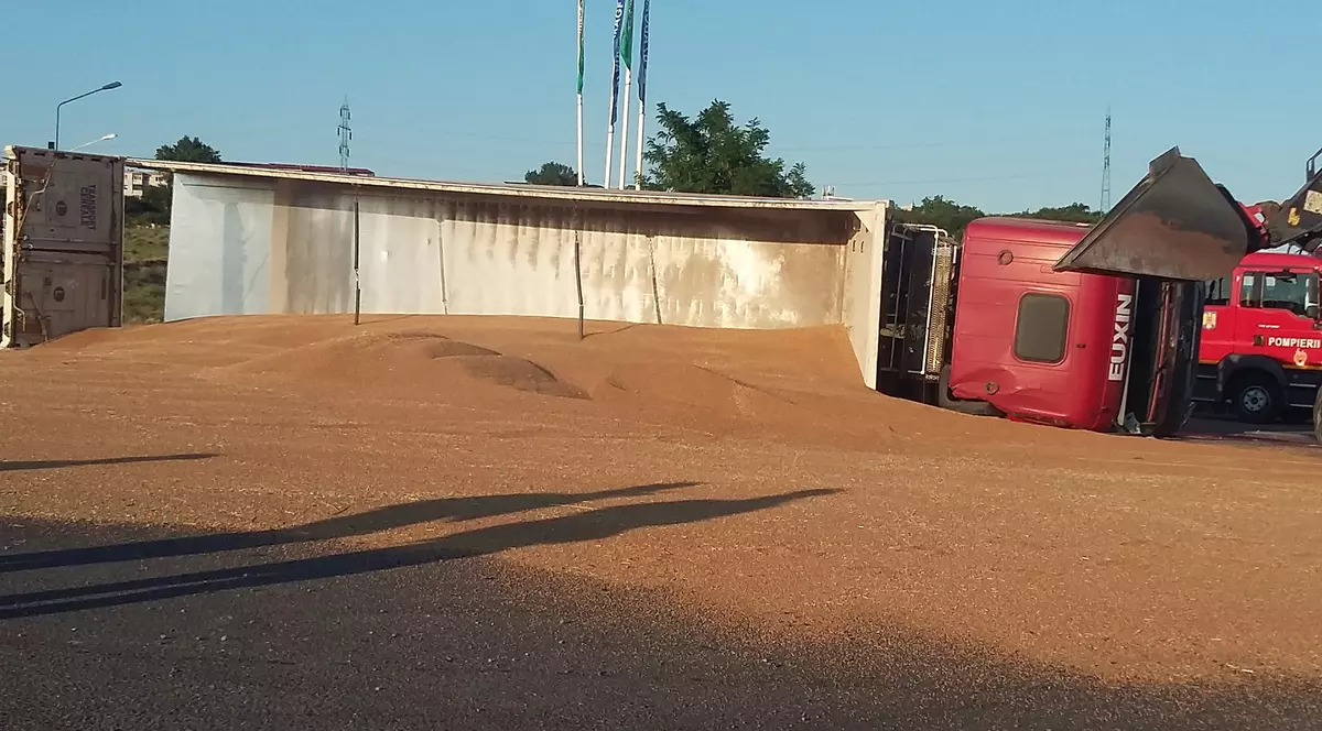 TIR răsturnat în Galați. 22 de tone de grâu s-au împrășiat pe carosabil | FOTO