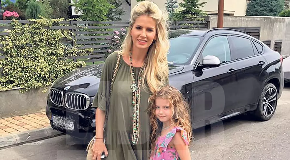 Gravidă în 5 luni, Andreea Bănică e ţinută sub observaţie de fetiţa ei de 7 ani: «Am voie doar jumătate de amandină»