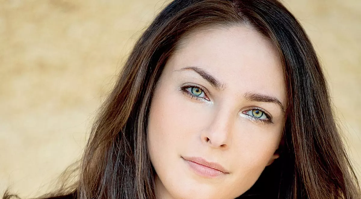 Nu îmi găsesc de lucru din cauză că sunt... prea frumoasă