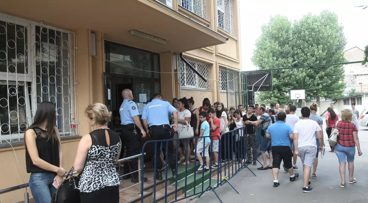 De mână cu părinții  la înscrierea în liceu. Absolvenții de clasa a VIII-a din provincie s-au îngrămădit în weekend la o școală de lângă Gara de Nord