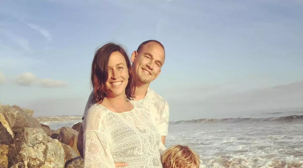 Mândră de burtica ei! Alanis Morissette a pozat complet dezbrăcată în ultima lună de sarcină
