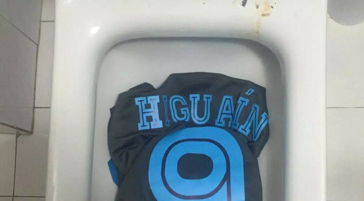 Italia. Război civil, pe rețelele de socializare! Tricoul lui Higuain, aruncat în WC! VIDEO