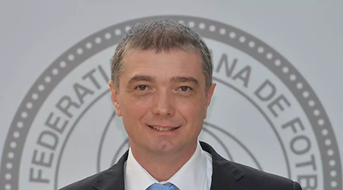 Un antrenor fără nume și un politruc se luptă pentru postul de translator al viitorului selecționer