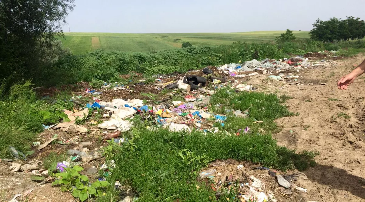 Un primar din Iași a investit 30.000 de euro ca să îi prindă pe cei care aruncă gunoiul pe câmp