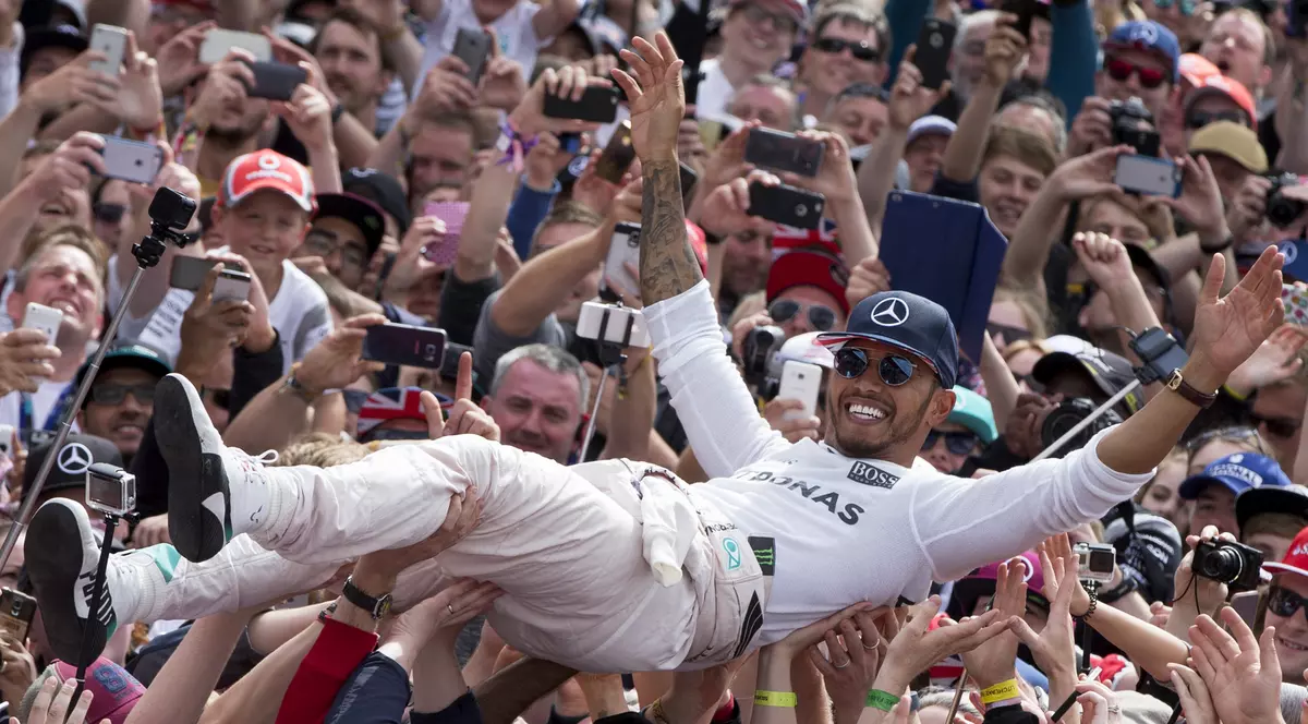 Lewis Hamilton, după victoria de la Silverstone: “Am ouă mai mari decât ceilalți!”