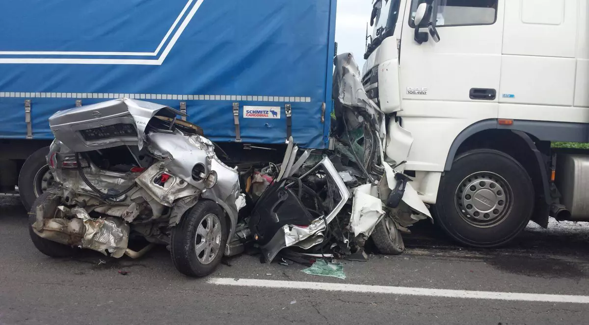 Accident grav, cu un mort și patru răniți, în județul Brașov. Două TIR-uri și trei autoturisme, implicate | FOTO
